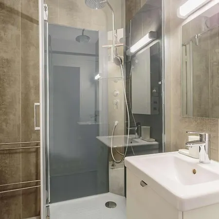 Studio Renove Avec Piscine, Wi-fi, Proche Centre Et Plage - Fr-1-3-610 Apartment *
